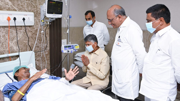 Watch: TDP Chief Chandrababu Naidu met KCR 