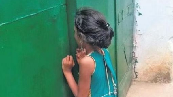 A little girl who cried for her mother in jail...(Video) A little girl who cried for her mother in jail...(Video)