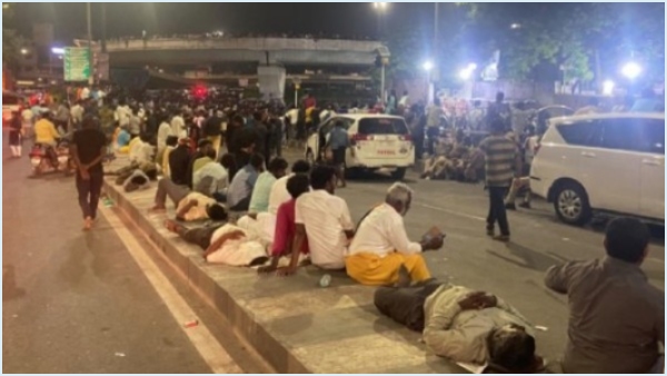 Fans and party workers who came to Chennai for Vijayakanth rested on the roads and footpaths late at night.