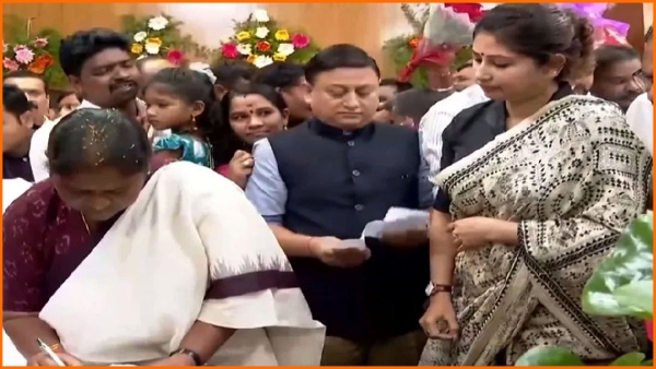 IAS Smita Sabharwal Meets Minister Seethakka, did she got Assurance..? IAS Smita Sabharwal Meets Minister Seethakka, did she got Assurance..?