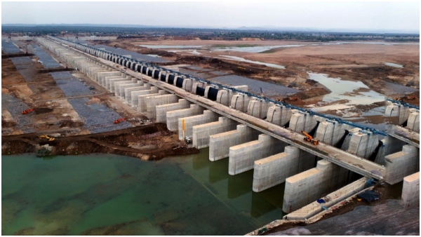 Shock to BRS: Congress power point presentation at Kaleswaram Project Medigadda!!