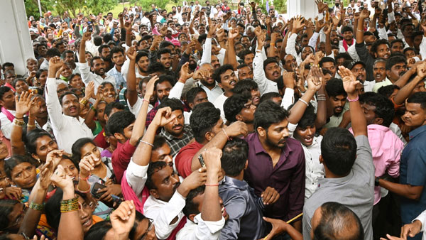 chintamadaka villagers meets kcr at his farmhouse