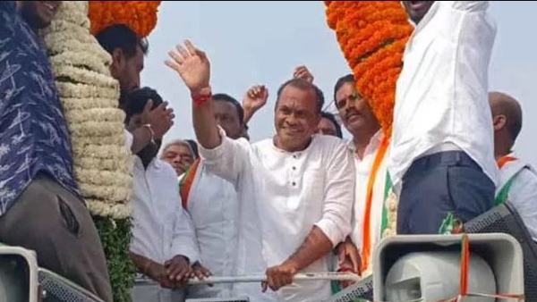 Welcome to Minister Komatireddy in Nalgonda by showering flowers with helicopter!! 