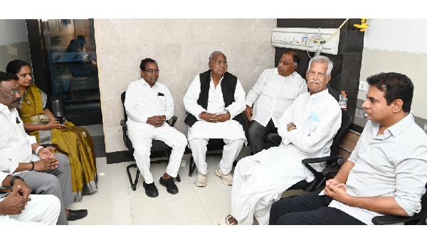 minister komatireddy venkat reddy meets kcr in yashoda hospital.