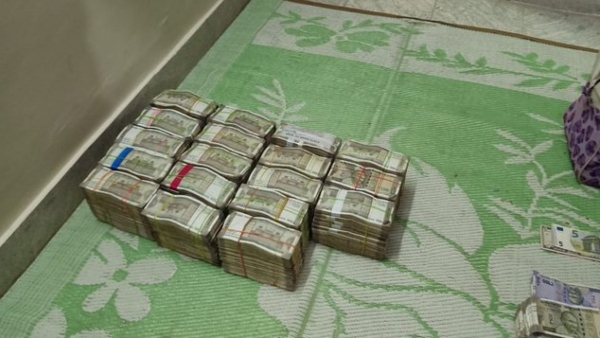 Lokayukta police officers raided the homes of 13 corrupt officials in Karnataka Lokayukta police officers raided the homes of 13 corrupt officials in Karnataka