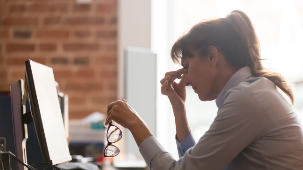People who use computers and mobiles, take care of their eyes.. Eat these foods!!