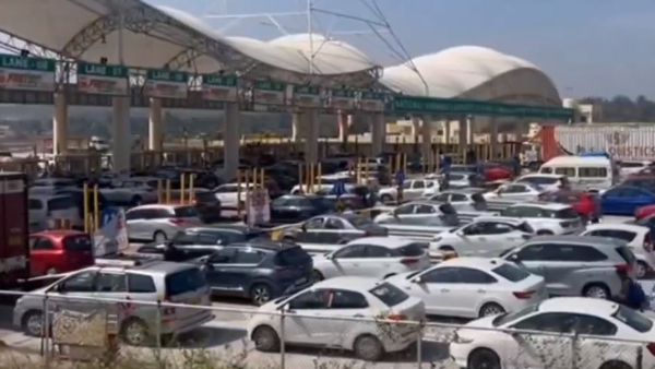 Massive traffic jam near toll plazas in Tamil Nadu an Karnataka