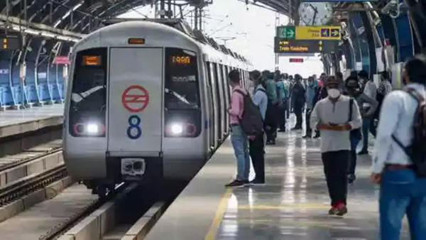 A woman died after her saree got stuck in a Delhi Metro train A woman died after her saree got stuck in a Delhi Metro train
