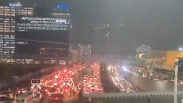  very Heavy Traffic Jam in Hyderabad city: Huge rush at petrol bunks