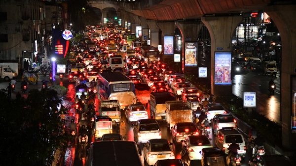  very Heavy Traffic Jam in Hyderabad city: Huge rush at petrol bunks