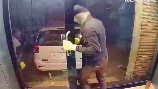 Thieves have hijacked the van that was going to deposit two crores of cash in the ATM in the style of a movie Thieves have hijacked the van that was going to deposit two crores of cash in the ATM in the style of a movie