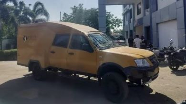 Thieves have hijacked the van that was going to deposit two crores of cash in the ATM in the style of a movie Thieves have hijacked the van that was going to deposit two crores of cash in the ATM in the style of a movie