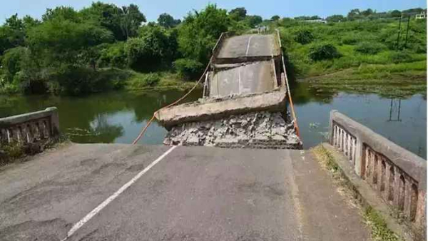 Collapsed bridge in AP: Transportation between AP and Telangana is closed there!! 