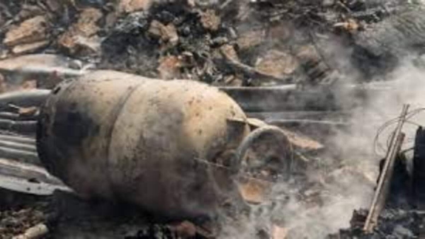 A woman died when a fire broke out in the hotel and a gas cylinder exploded in Karnataka. A woman died when a fire broke out in the hotel and a gas cylinder exploded in Karnataka.