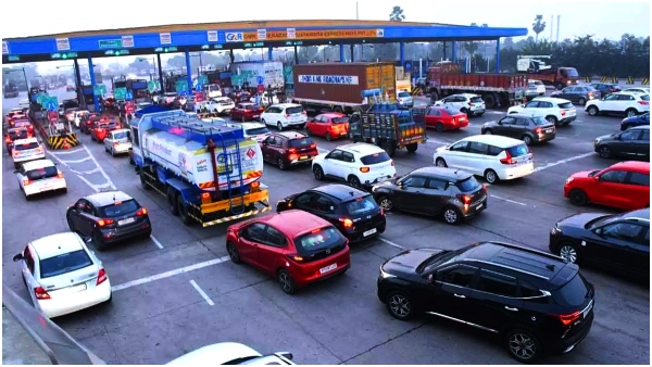 Sankranti rush on Hyderabad Vijayawada highway.. This is the situation at the toll gates!!