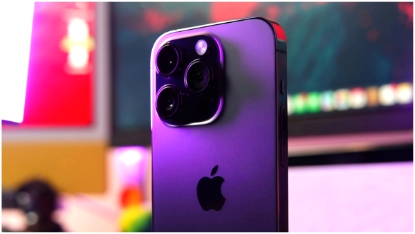 reliance chairman Mukesh Ambani wife Nita Ambani phone price