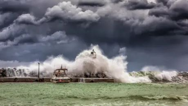  Japan earthquake: first wave of Tsunami sticking to the coastal areas of the Asian nation