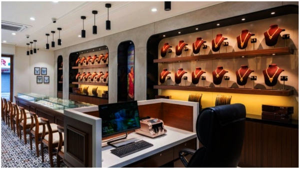 The accused looted gold jewelery and cash worth crores from a famous gold jewelery showroom