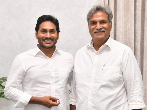 TDP MP Galla Jayadev meets YSRCP leaders leads to new Speculations in Chittoor District TDP MP Galla Jayadev meets YSRCP leaders leads to new Speculations in Chittoor District