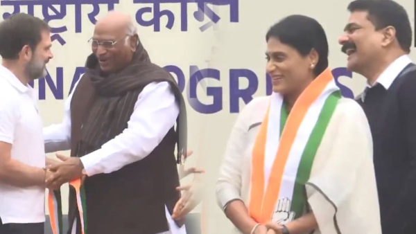 Sharmilas husband Brother Anil refused to cover the Congress scarf