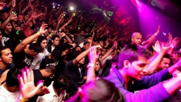  Thieves looted mobiles, gold chains worth lakhs of rupees at the New Year party.