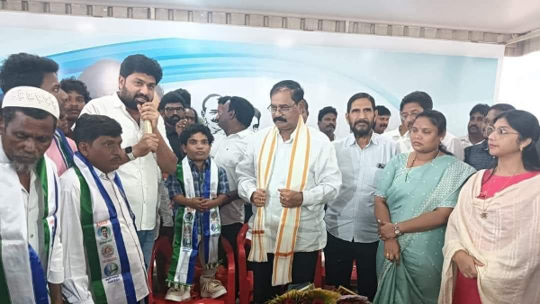 Janasena leader gully boy Riyaz joins in YSRCP
