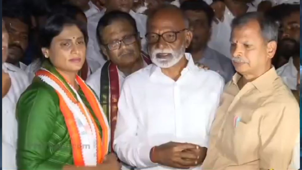 YS Sharmila pays tributes to YS Rajasekhar Reddy at Idupulapaya