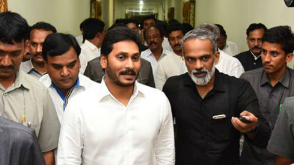  vangaveeti radha return gift to ysrcp