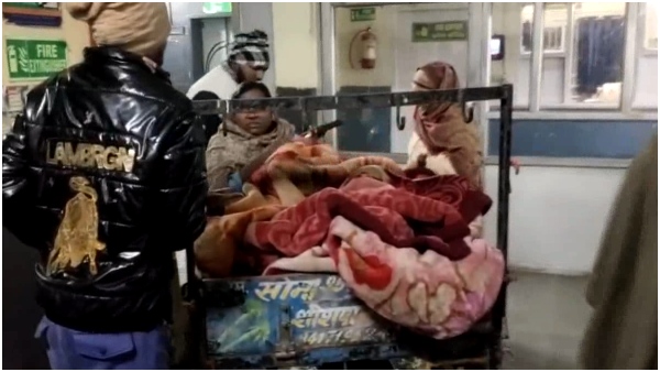 Negligence of doctors... Woman gave birth on vegetable cart...