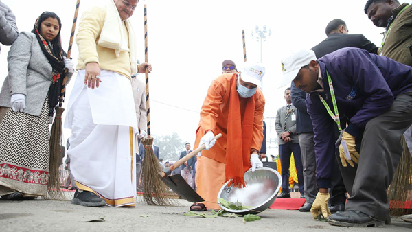 CM Yogi Adityanath participate in Swachhta Abhiyaan at Ayodhya Ram Mandir 