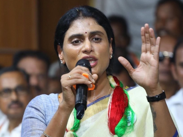 YSRCP supporters stopped APCC Chief YS Sharmila convoy in Anantapur 