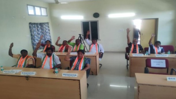 Congress wins no-confidence motion in manthani municipality Congress wins no-confidence motion in manthani municipality