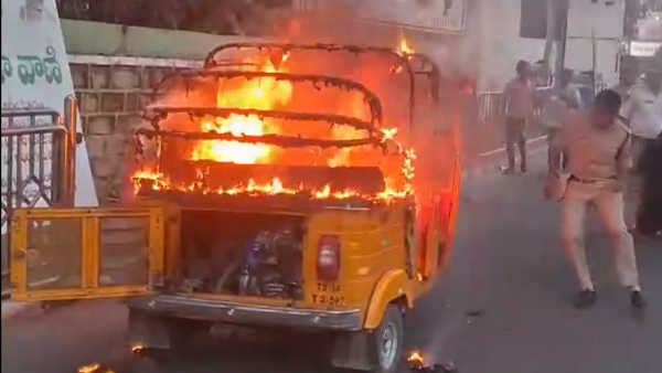 An auto driver burns his auto in front of Praja Bhavan in Hyderabad