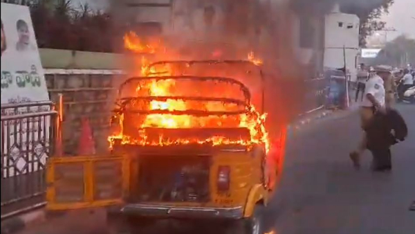 An auto driver burns his auto in front of Praja Bhavan in Hyderabad