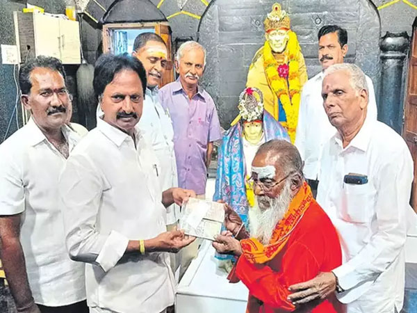 Vijayawada beggar Donated lakhs rupees to Saibaba temple.. beggar generosity!! Vijayawada beggar Donated lakhs rupees to Saibaba temple.. beggar generosity!!