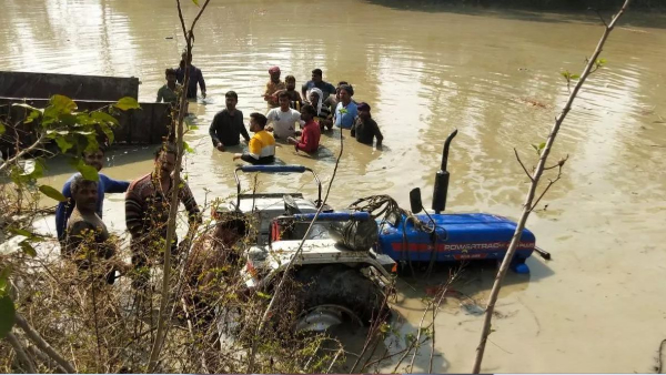  22 people including children and women died after the tractor overturned and fell into the pond in Uttar Pradesh 