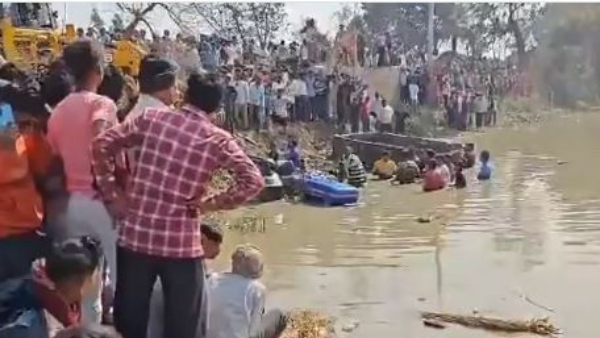  22 people including children and women died after the tractor overturned and fell into the pond in Uttar Pradesh 