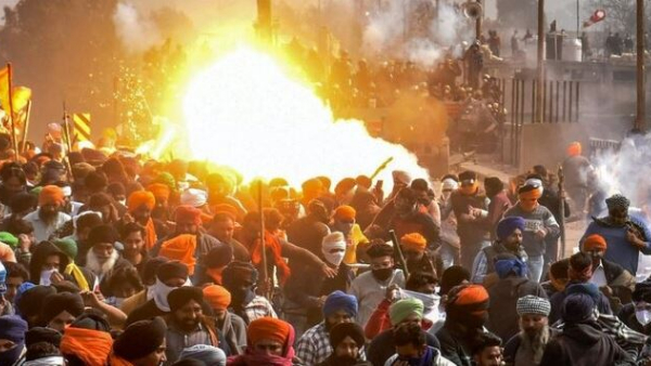 Farmers tear-gassed; cops claim protesters burned stubble, added chilli powder; 1 Dead During Protest