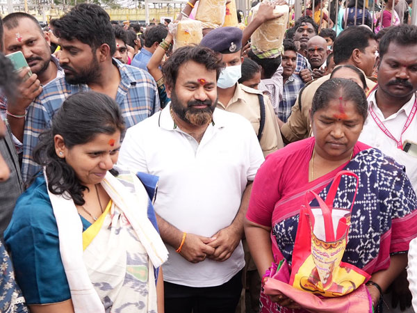 Medaram jatara: భక్తుల ఇళ్లకే మేడారం ప్రసాదం; జాతర పనులపై మంత్రి సీతక్క  మార్క్!! | Medaram jatara: medaram prasadam home delivery; Minister  Seethakka mark on jatara works!! - Telugu Oneindia