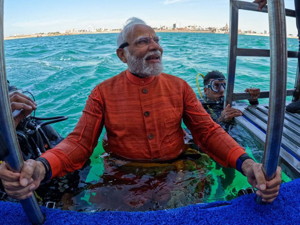 PM Modi went underwater in the deep Sea and prayed at Dwarka