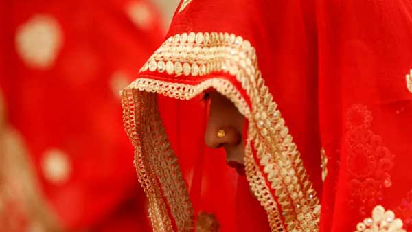 The bride ran away with the gold jewelery given by the grooms family members in Rajasthan. The bride ran away with the gold jewelery given by the grooms family members in Rajasthan.