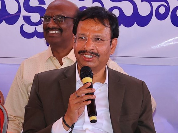 Medaram fair: TSRTC MD VC Sajjanars interesting appeal to common passengers!!