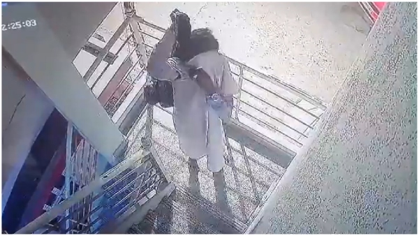  A young man is committing thefts in Bengaluru wearing nighties