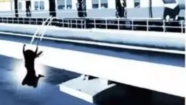  A young woman committed suicide by jumping from the train into the river