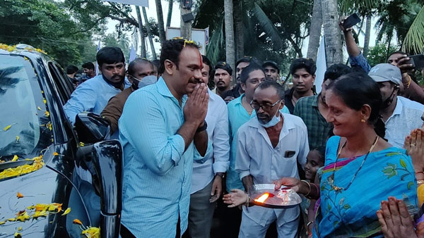 YCP leadership invites Vangaveeti Radha in to the party offers Loksabha seat