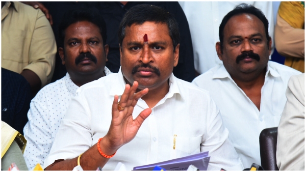 Election temptations in Vijayawada: Complaints against former minister Vellampalli Srinivas!! Election temptations in Vijayawada: Complaints against former minister Vellampalli Srinivas!!