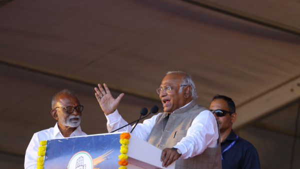 congress party announced first guarantee in anantapur meeting, promise 5k to every family congress party announced first guarantee in anantapur meeting, promise 5k to every family