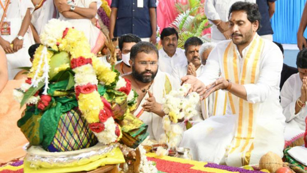 CM YS Jagan participated in the Poornahuti of Rajasyamala Yagam at Sarada Peetam