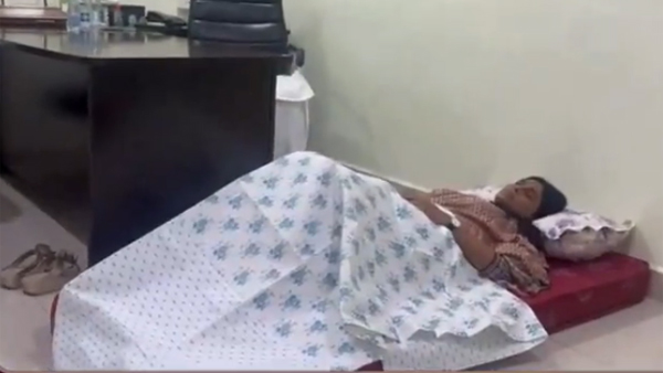 ys sharmila sleeps on floor in congress office due to house arrest fear amid chalo secretariat call ys sharmila sleeps on floor in congress office due to house arrest fear amid chalo secretariat call