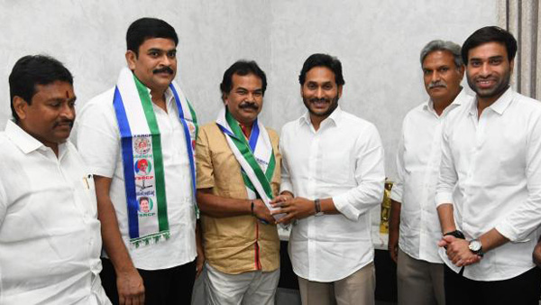 Janasena Vijayawada East incharge Battina Ramu joins in YSRCP